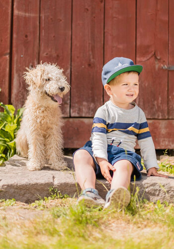 Hubbe och Ebbe sitter mot en vägg