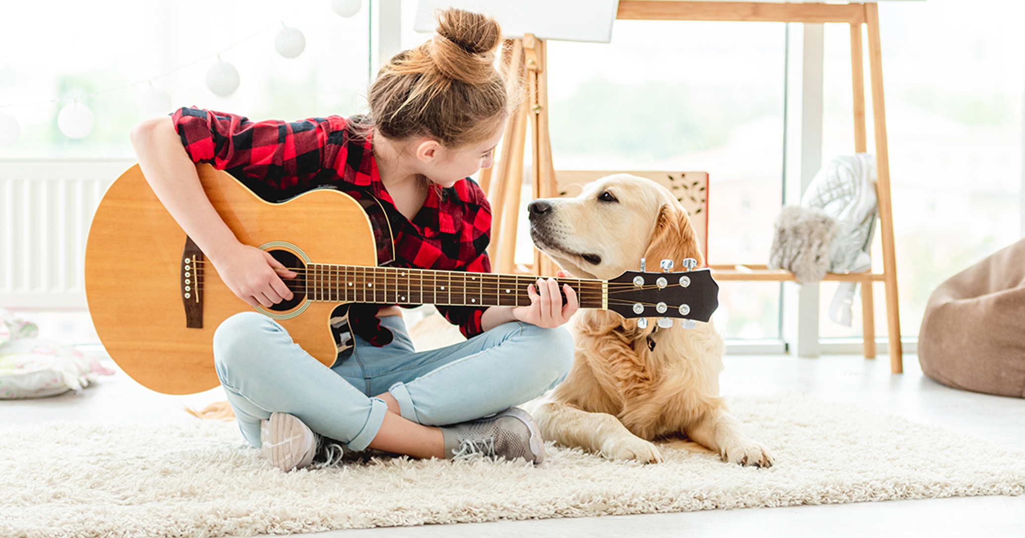 Garota cantando com seu cão