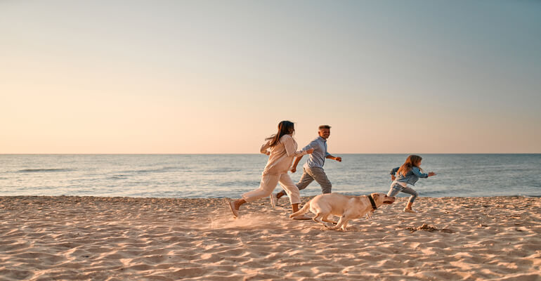 Urlaub mit Familie am Strand mit Hund